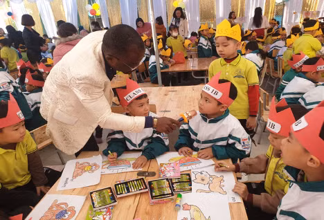 Học sinh giáo lưu với thầy Saint Valley