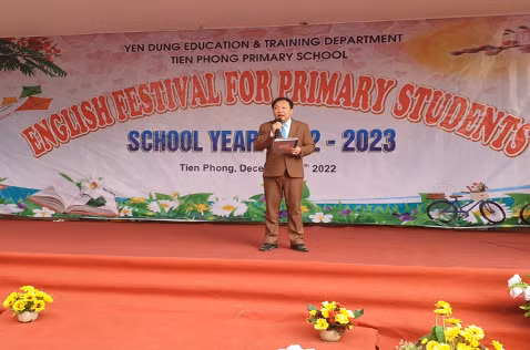 Thầy giáo Nguyễn Trung Kiên – Hiệu trưởng nhà trường phát biểu khai mạc