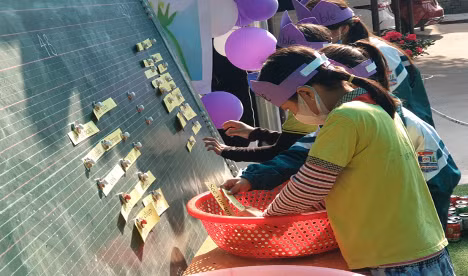 Học sinh khối 4 tham gia trò chơi sau đó ghép từ tiếng Anh với tiếng Việt Học sinh khối 4 tham gia trò chơi sau đó ghép từ tiếng Anh với tiếng Việt