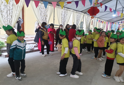 Học sinh khối 3 tham gia trò chơi kẹp bóng Học sinh khối 3 tham gia trò chơi kẹp bóng