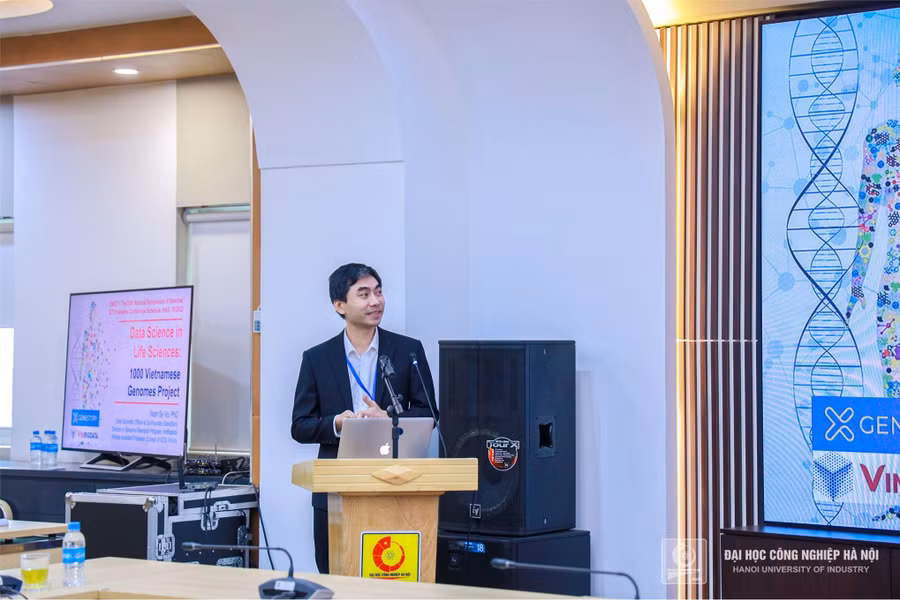 TS.Võ Sỹ Nam, Viện Nghiên cứu Dữ liệu lớn VinBigData trình bày báo cáo “Các nghiên cứu liên quan đến giải mã hệ gen và giới thiệu dự án 1000 Gen người của Viện VinBigData” tại Hội thảo
