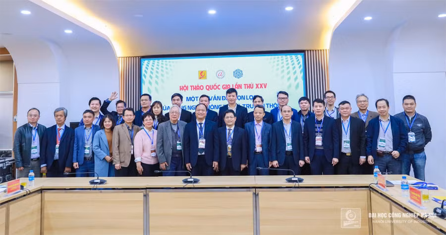 Đại biểu tham dự Hội thảo chụp ảnh lưu niệm