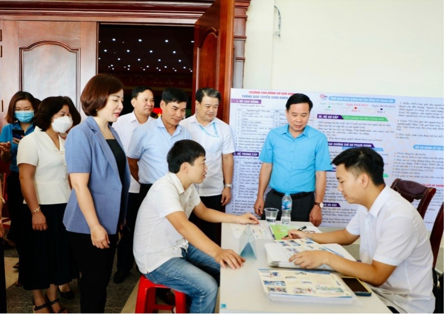 Người lao động tìm hiểu thị trường lao động ngoài nước (Ảnh Internet) Người lao động tìm hiểu thị trường lao động ngoài nước (Ảnh Internet)