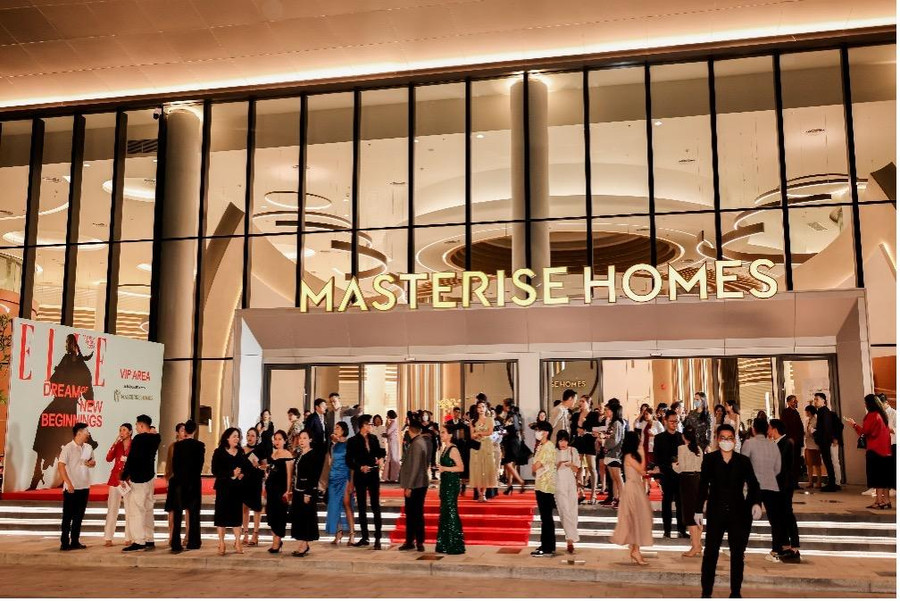 Khán giả và khách mời chụp ảnh lưu niệm và thưởng thức tiệc cocktail tại không gian Sales Gallery kiêm Lifestyle Hub lớn nhất Việt Nam. Ảnh: Masterise Homes.