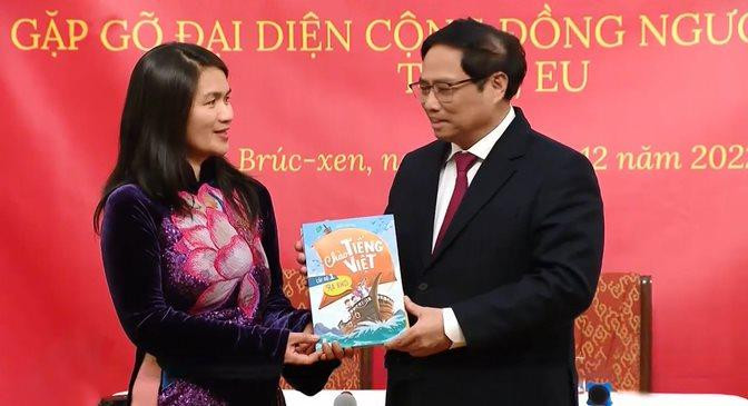 Thủ tướng Phạm Minh Chính tặng bộ sách "Chào tiếng Việt" tại cuộc gặp gỡ đại diện kiều bào Bỉ và một số nước EU, ngày 13-12-2022. Thủ tướng Phạm Minh Chính tặng bộ sách "Chào tiếng Việt" tại cuộc gặp gỡ đại diện kiều bào Bỉ và một số nước EU, ngày 13-12-2022.