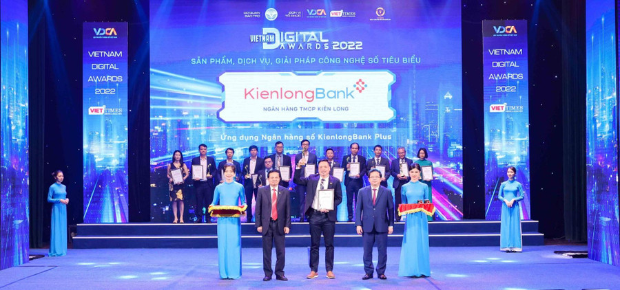 Đại diện KienlongBank nhận giải thưởng vinh danh sản phẩm, dịch vụ, giải pháp công nghệ số tiêu biểu Đại diện KienlongBank nhận giải thưởng vinh danh sản phẩm, dịch vụ, giải pháp công nghệ số tiêu biểu