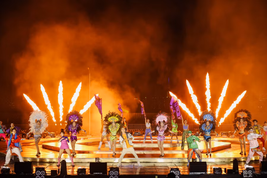 Sân khấu hoành tráng với hiệu ứng âm thanh ánh sáng hiện đại bậc nhất.