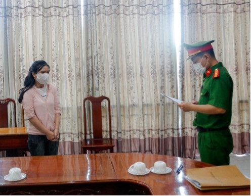 Công an Hà Tĩnh tống đạt quyết định khởi tố đối với Võ Thị Phương Anh Công an Hà Tĩnh tống đạt quyết định khởi tố đối với Võ Thị Phương Anh
