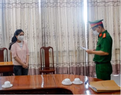 Công an Hà Tĩnh tống đạt quyết định khởi tố đối với Võ Thị Phương Anh