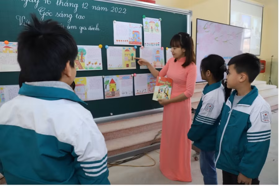 Cô và trò Trường TH Yên Xá trong giờ dạy Tiếng Việt 3 Cánh Diều