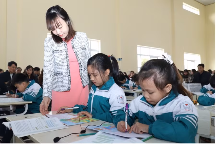 Cô giáo Kim Tân kiểm tra bài văn tả về ngôi nhà của các em học sinh