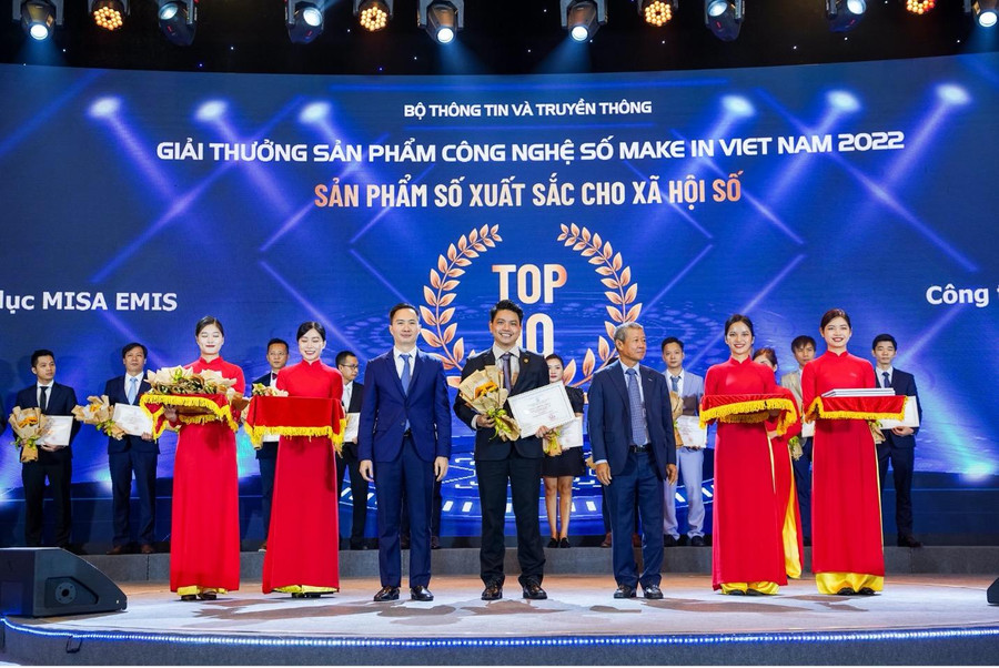 Phó Giám đốc Văn phòng MISA Hà Nội Nguyễn Quang Khải đại diện MISA nhận giấy chứng nhận Top 10 Sản phẩm số xuất sắc cho Xã hội số với sản phẩm nền tảng giáo dục MISA EMIS Phó Giám đốc Văn phòng MISA Hà Nội Nguyễn Quang Khải đại diện MISA nhận giấy chứng nhận Top 10 Sản phẩm số xuất sắc cho Xã hội số với sản phẩm nền tảng giáo dục MISA EMIS