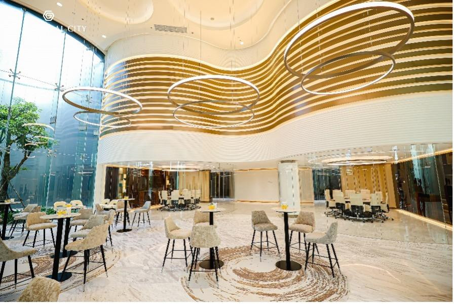 Bên trong là không gian dịch vụ sang trọng kết hợp cùng cảnh quan thiên nhiên, thiết kế được đầu tư tỉ mỉ cùng công nghệ tiên tiến Bên trong là không gian dịch vụ sang trọng kết hợp cùng cảnh quan thiên nhiên, thiết kế được đầu tư tỉ mỉ cùng công nghệ tiên tiến