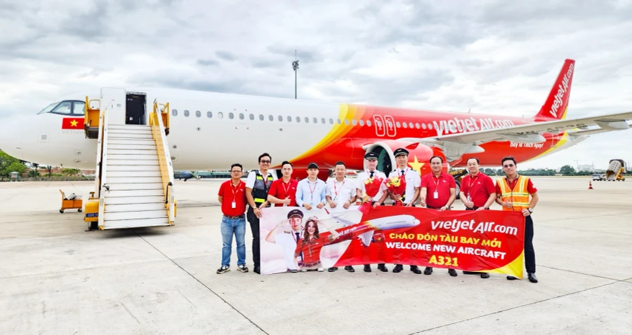 Phó Tổng giám đốc Vietjet Tô Việt Thắng (giữa) chào đón tàu bay mới 