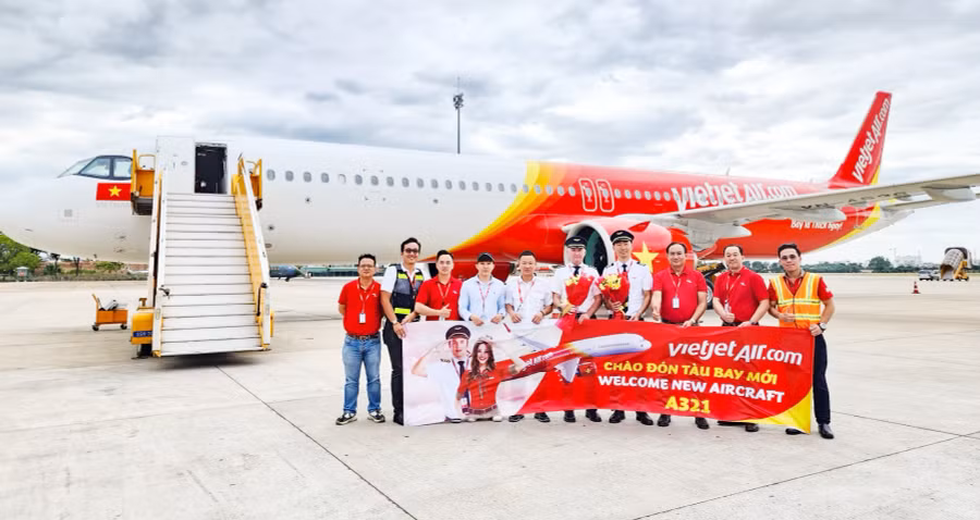 Phó Tổng giám đốc Vietjet Tô Việt Thắng (giữa) chào đón tàu bay mới 