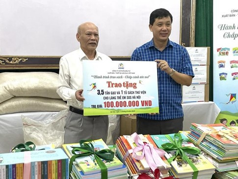 Ông Vũ Bá Khánh trao tặng quà cho đại diện Làng trẻ em SOS Hà Nội. Ông Vũ Bá Khánh trao tặng quà cho đại diện Làng trẻ em SOS Hà Nội.