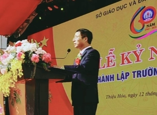 Thầy Lê Đình Sinh - Hiệu trưởng trường THPT Lê Văn Hưu đọc diễn văn khai mạc buổi lễ.