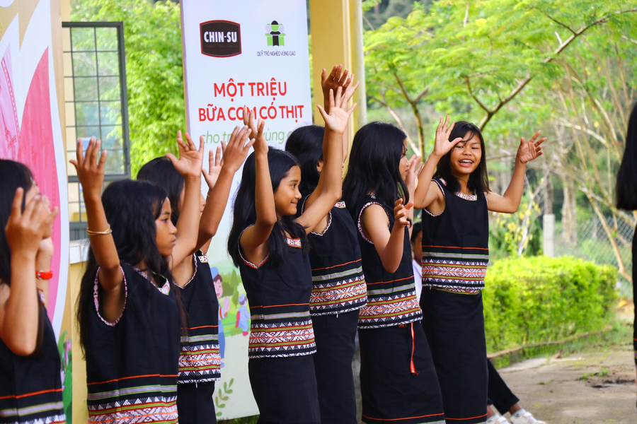 Các em học sinh biểu diễn văn nghệ chào mừng ngày khai giảng Các em học sinh biểu diễn văn nghệ chào mừng ngày khai giảng