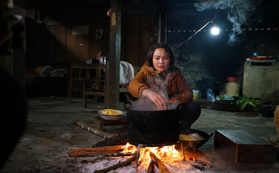 Cô giáo tại điểm trường Lùng Pủng, Hà Giang chuẩn bị bữa ăn cho các em học sinh.