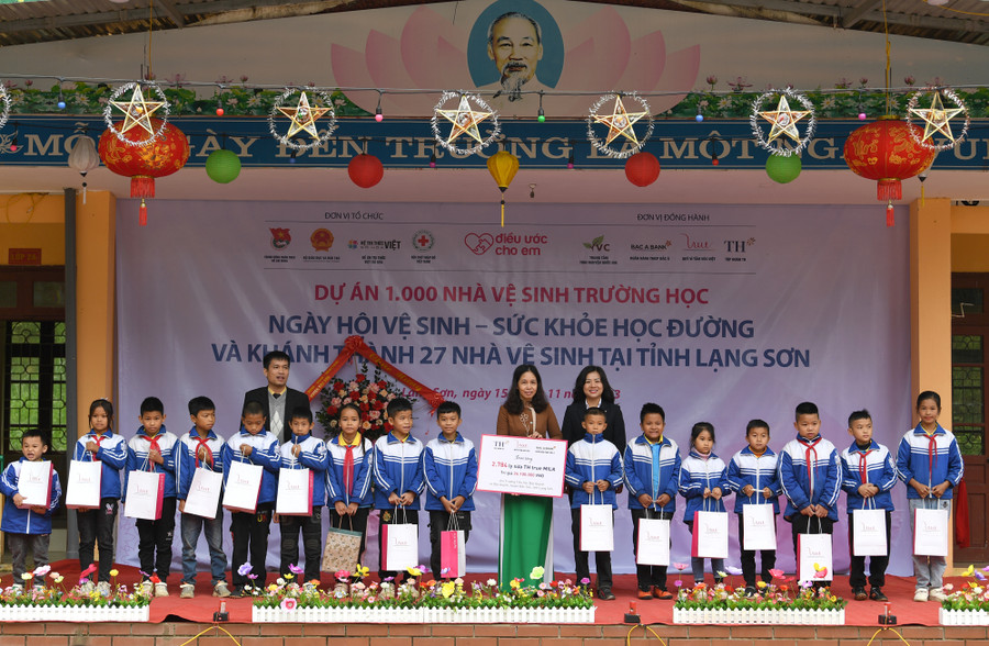 Thầy và trò trường Trường Tiểu học Bắc Quỳnh đã nhận món quà tặng là 2.784 ly sữa TH true MILK Thầy và trò trường Trường Tiểu học Bắc Quỳnh đã nhận món quà tặng là 2.784 ly sữa TH true MILK