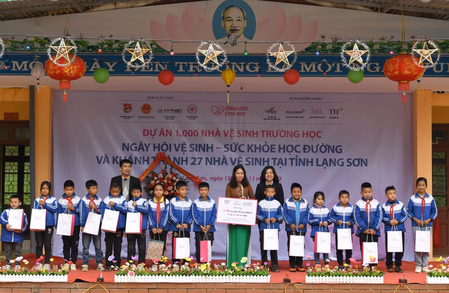 Thầy và trò trường Trường Tiểu học Bắc Quỳnh đã nhận món quà tặng là 2.784 ly sữa TH true MILK