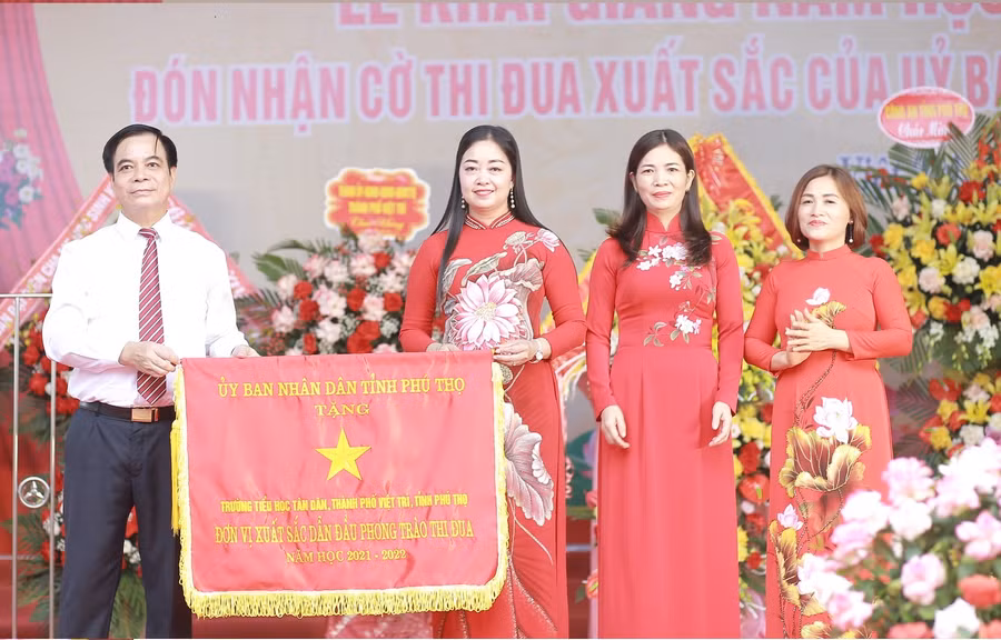 Nhà giáo Nguyễn Thị Minh Thịnh cùng BGH Trường TH Tân Dân đón nhận Cờ thi đua của UBND tỉnh Phú Thọ được ông Nguyễn Thanh Hải- Phó Chủ tịch UBND tỉnh trao tặng cho đơn vị xuất sắc dẫn đầu phong trào thi đua năm học 2021- 2022.