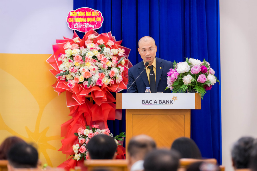 Phó Tổng Giám đốc Chu Nguyên Bình điều hành Đại hội. Phó Tổng Giám đốc Chu Nguyên Bình điều hành Đại hội.