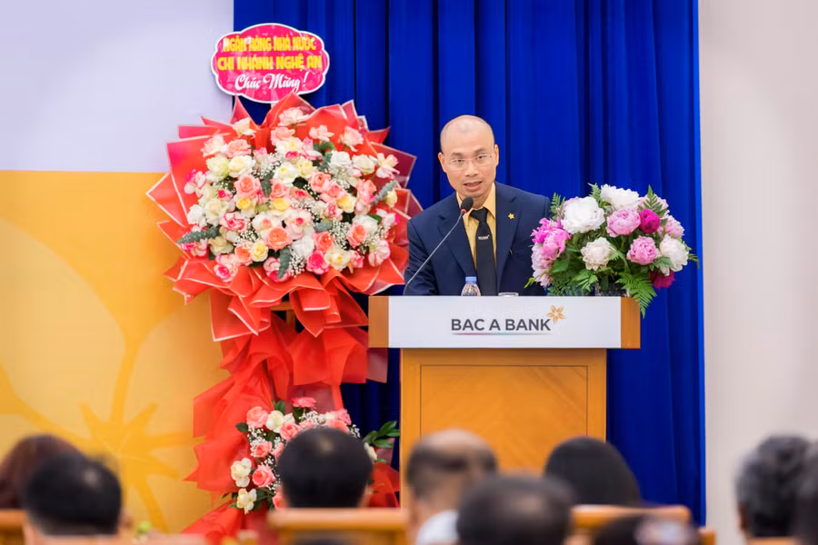 Phó Tổng Giám đốc Chu Nguyên Bình điều hành Đại hội.