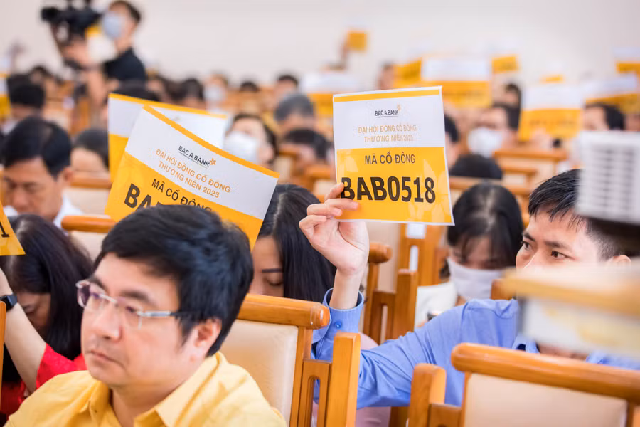 Các cổ đông biểu quyết tại Đại hội đồng cổ đông thường niên 2023.