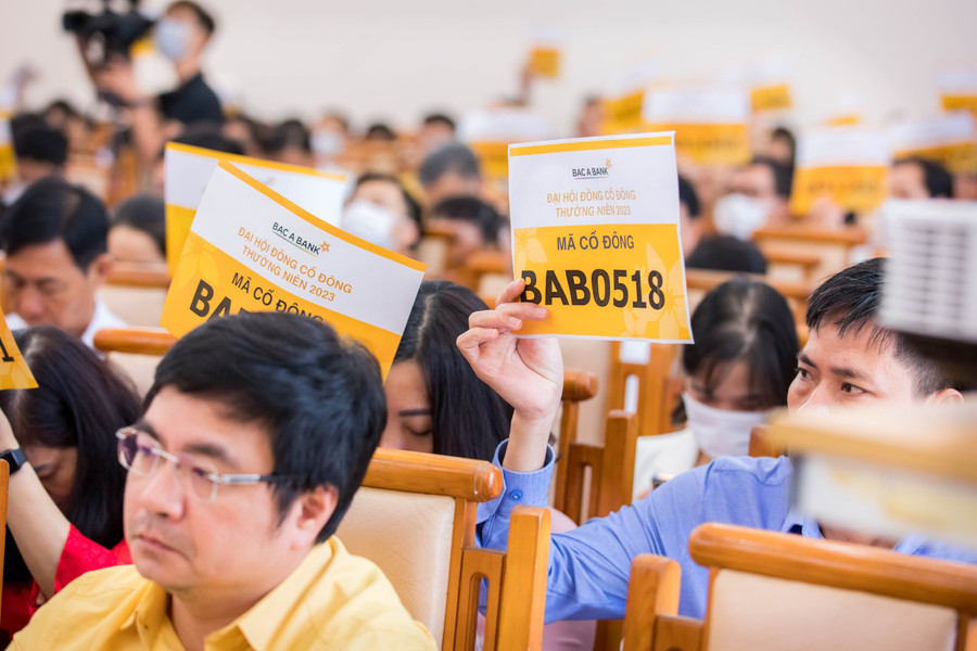 Các cổ đông biểu quyết tại Đại hội đồng cổ đông thường niên 2023. Các cổ đông biểu quyết tại Đại hội đồng cổ đông thường niên 2023.
