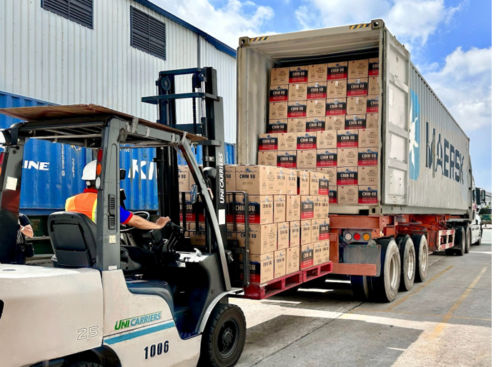 Lô container nước mắm Chin-su Cá Cơm Biển Đông trên hành trình xuất sang Mỹ.