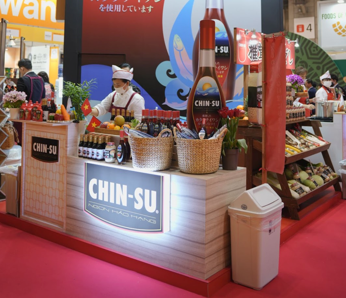 Gian hàng nước mắm Chin-su Cá Cơm Biển Đông tại Foodex Japan 2023.