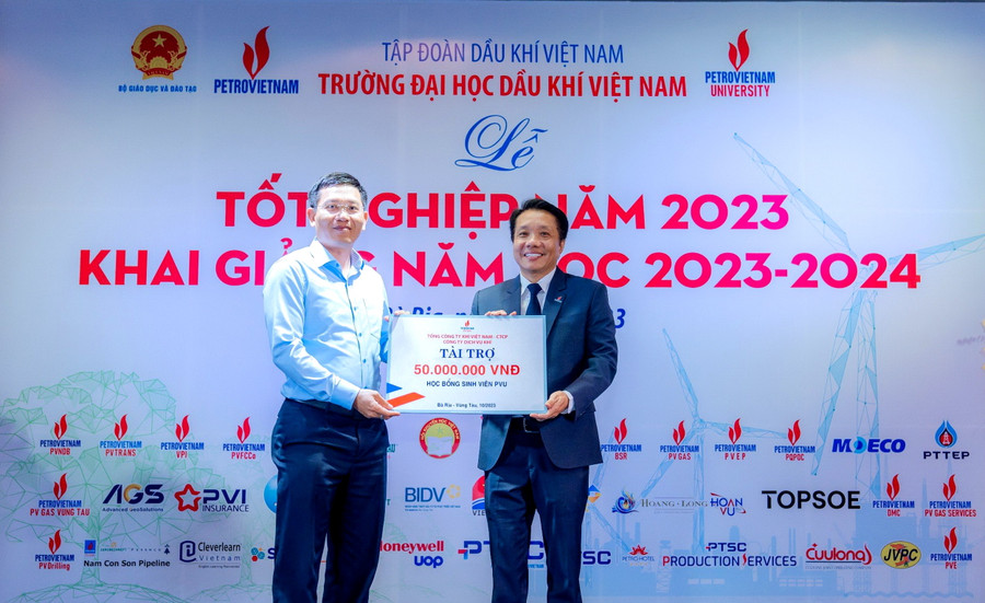 Đại diện Công ty Dịch vụ Khí trao chứng nhận tài trợ Đại diện Công ty Dịch vụ Khí trao chứng nhận tài trợ
