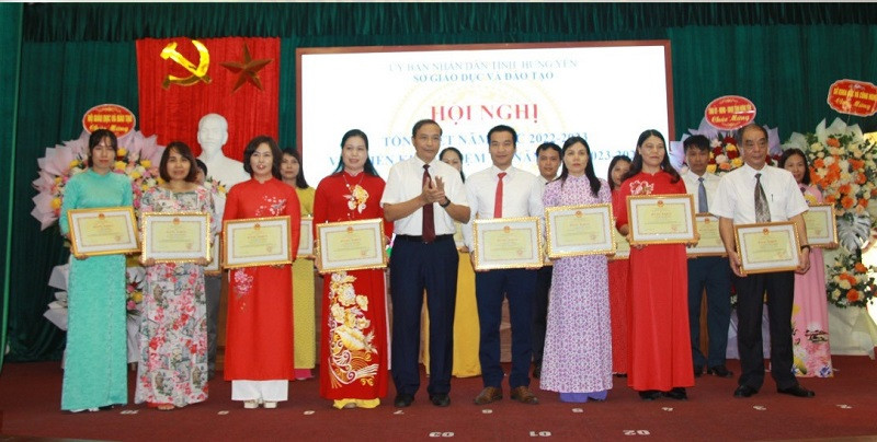 Ông Nguyễn Văn Phê - Giám đốc Sở GD&amp;ĐT tỉnh Hưng Yên khen thưởng giáo viên có thành tích xuất sắc.