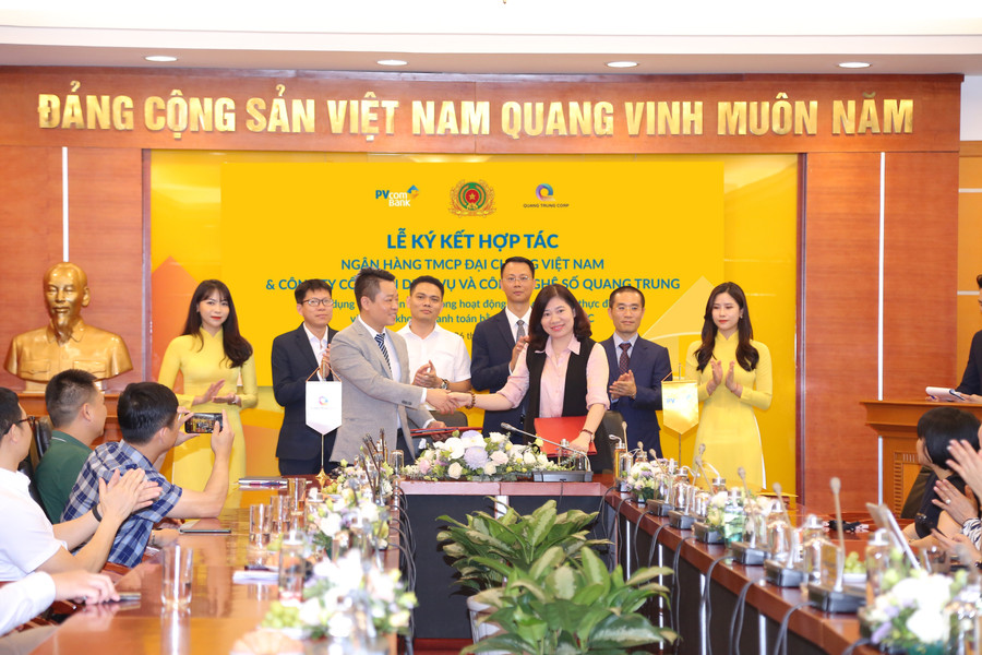 Đại diện PVcomBank và QTS thực hiện ký kết hợp tác về việc ứng dụng CCCD gắn chip trong hoạt động định danh, xác thực điện tử.