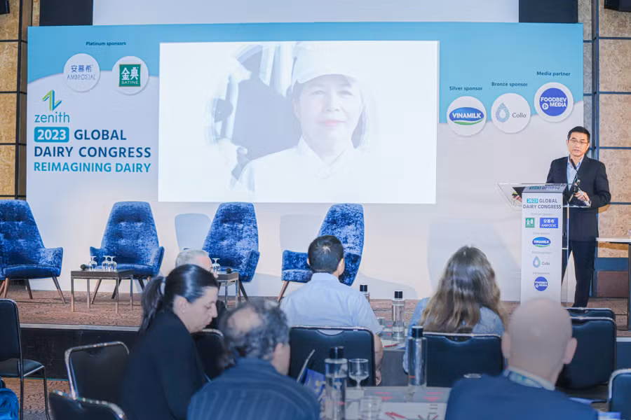 Ông Nguyễn Quang Trí – Giám đốc Điều hành Marketing, đại diện Vinamilk – doanh nghiệp duy nhất đến từ khu vực Đông Nam Á trình bày tham luận tại Hội nghị năm nay. Khác với các tham luận thông thường, bài trình bày của Vinamilk được bắt đầu bằng câu chuyện truyền cảm hứng về Bà Mai Kiều Liên, một trong những người đặt nền móng cho ngành sữa Việt Nam.