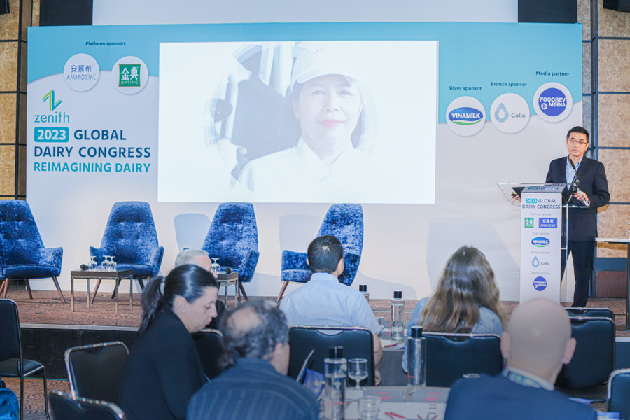 Ông Nguyễn Quang Trí – Giám đốc Điều hành Marketing, đại diện Vinamilk – doanh nghiệp duy nhất đến từ khu vực Đông Nam Á trình bày tham luận tại Hội nghị năm nay. Khác với các tham luận thông thường, bài trình bày của Vinamilk được bắt đầu bằng câu chuyện truyền cảm hứng về Bà Mai Kiều Liên, một trong những người đặt nền móng cho ngành sữa Việt Nam. Ông Nguyễn Quang Trí – Giám đốc Điều hành Marketing, đại diện Vinamilk – doanh nghiệp duy nhất đến từ khu vực Đông Nam Á trình bày tham luận tại Hội nghị năm nay. Khác với các tham luận thông thường, bài trình bày của Vinamilk được bắt đầu bằng câu chuyện truyền cảm hứng về Bà Mai Kiều Liên, một trong những người đặt nền móng cho ngành sữa Việt Nam.