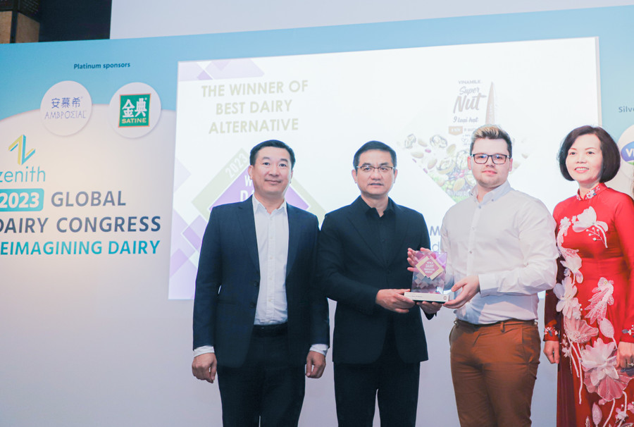 Đại diện Ban tổ chức Giải thưởng The World Dairy Innovation Awards 2023 chúc mừng Vinamilk với giải thưởng dành cho sản phẩm Super Nut từ 9 loại hạt. Đại diện Ban tổ chức Giải thưởng The World Dairy Innovation Awards 2023 chúc mừng Vinamilk với giải thưởng dành cho sản phẩm Super Nut từ 9 loại hạt.