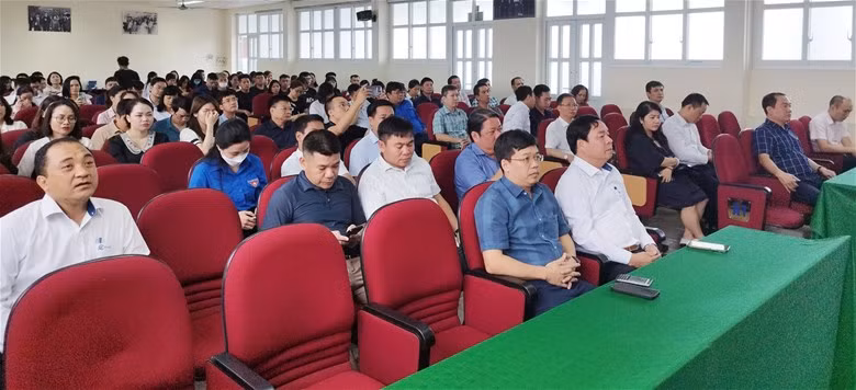 Quang cảnh buổi phát động.