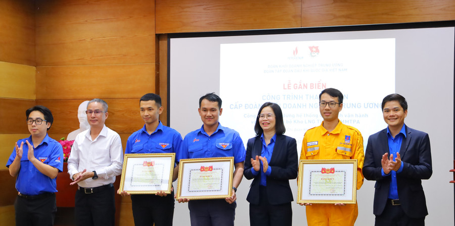 Đồng chí Hoàng Thị Minh Thu trao bằng khen của Đoàn Khối Đồng chí Hoàng Thị Minh Thu trao bằng khen của Đoàn Khối