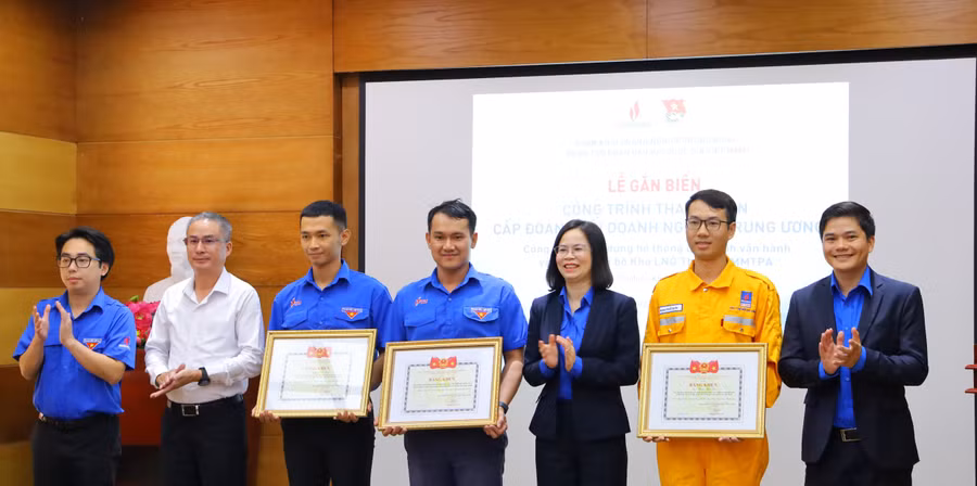 Đồng chí Hoàng Thị Minh Thu trao bằng khen của Đoàn Khối