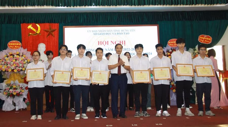 Ông Nguyễn Văn Phê - Giám đốc Sở GD&amp;ĐT tỉnh Hưng Yên khen tặng học sinh có thành tích học tập xuất sắc.