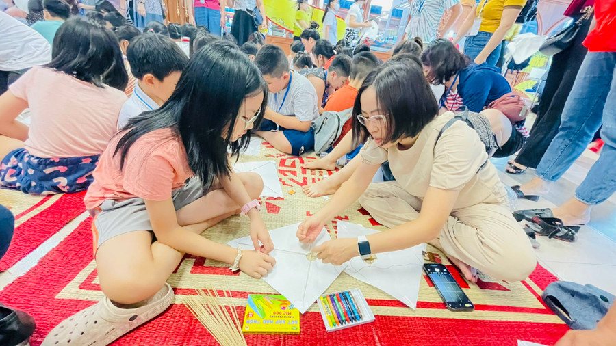 Mẹ và con gái lần đầu tiên cùng làm diều giấy. Mẹ và con gái lần đầu tiên cùng làm diều giấy.
