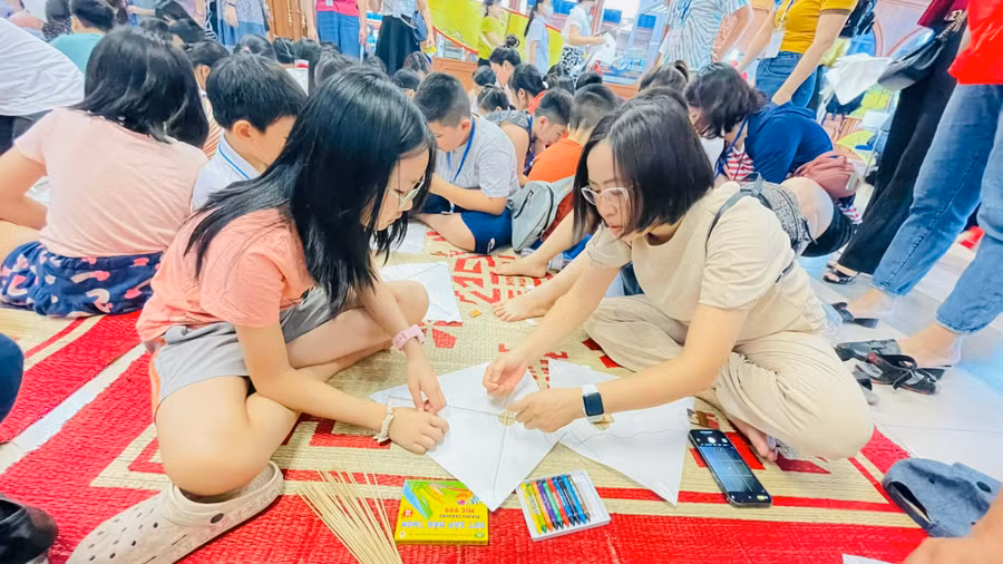 Mẹ và con gái lần đầu tiên cùng làm diều giấy. Mẹ và con gái lần đầu tiên cùng làm diều giấy.