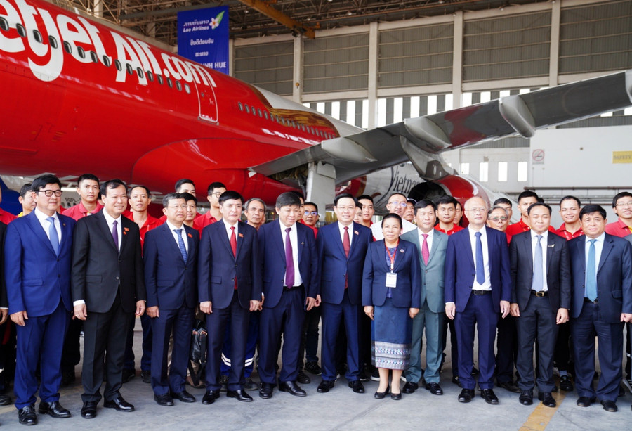 Chủ tịch Quốc hội Việt Nam Vương Đình Huệ và Phó Chủ tịch Quốc hội Lào Sounthone Xayachak thăm hangar bảo dưỡng tàu bay Vietjet tại Viêng Chăn, Lào Chủ tịch Quốc hội Việt Nam Vương Đình Huệ và Phó Chủ tịch Quốc hội Lào Sounthone Xayachak thăm hangar bảo dưỡng tàu bay Vietjet tại Viêng Chăn, Lào