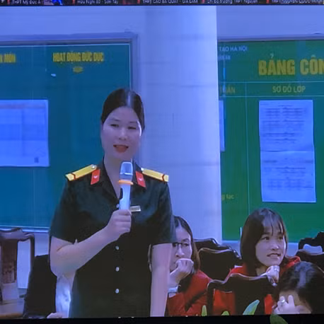 Cô giáo Ngô Thị Út chia sẻ kinh nghiệm tại buổi sinh hoạt chuyên môn