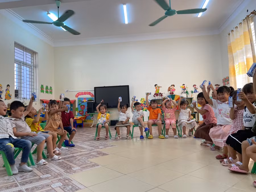 Cô trò Trường Mầm non Đồng Tiến (huyện Cô Tô) vui mừng đón nhận sữa từ Quỹ Sữa đúng ngày khai giảng.