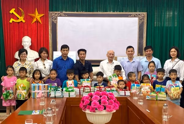 Công ty VEPIC tặng sách cho Làng trẻ em SOS Hà Nội.