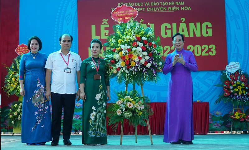 Đồng chí Lê Thị Thuỷ - Bí thư Tỉnh uỷ Hà Nam, Chủ tịch Hội đồng Nhân dân tỉnh Hà Nam tặng hoa chúc mừng nhà trường nhân dịp khai giảng năm học 2022-2023.