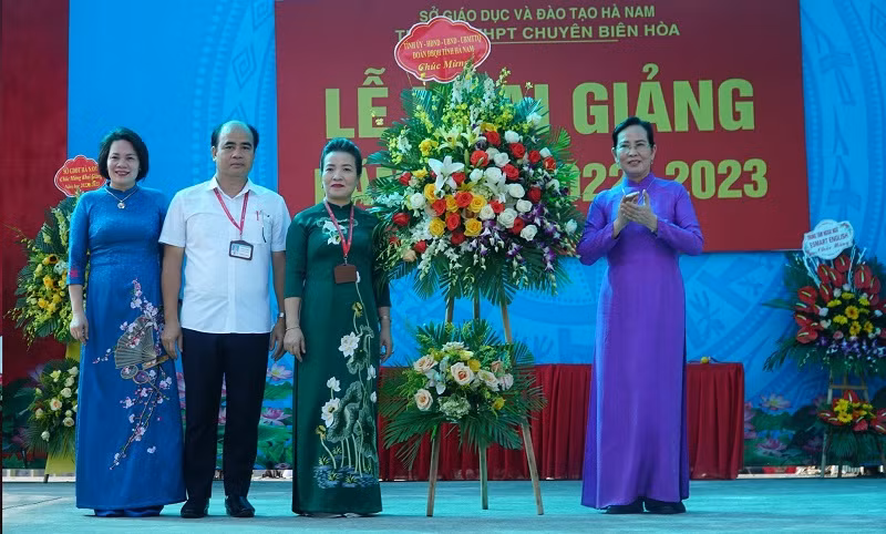 Đồng chí Lê Thị Thuỷ - Bí thư Tỉnh uỷ Hà Nam, Chủ tịch Hội đồng Nhân dân tỉnh Hà Nam tặng hoa chúc mừng nhà trường nhân dịp khai giảng năm học 2022-2023.